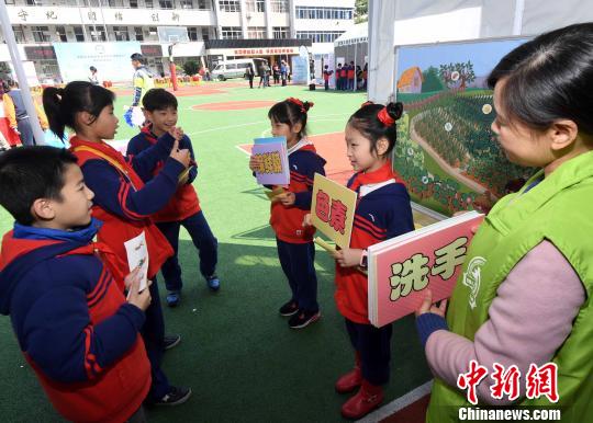 小學生在兒童食品安全移動體驗營中通過互動游戲，學會如何更健康的膳食?！∮浾邉⒖筛?攝