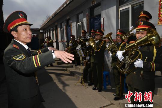 45歲的楊學(xué)軍是樂隊的創(chuàng)始人，他每天下午都要帶領(lǐng)隊員排練歌曲。樂器種類從最初的兩三種擴展到電子琴、小號、大號、中號、薩克斯、架子鼓、大鼓、小鼓等十余種?！№f亮 攝