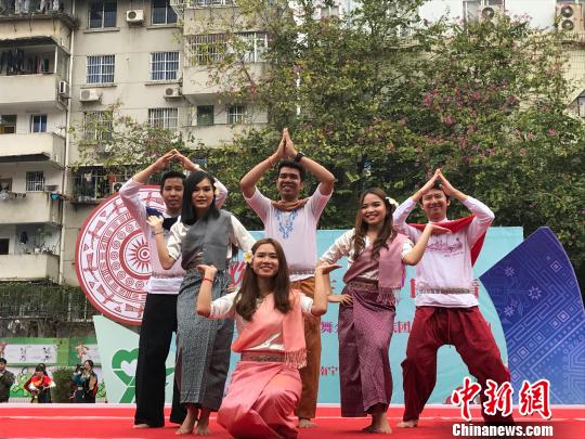 圖為廣西醫(yī)科大學(xué)的留學(xué)生身著各自國家的傳統(tǒng)服飾在現(xiàn)場表演。鐘建珊 攝