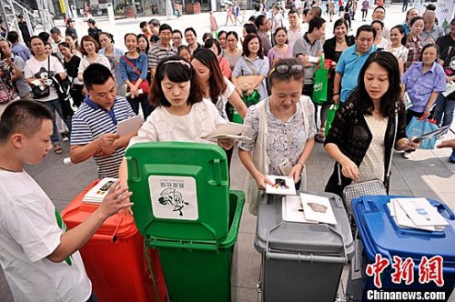 資料圖：圖為市民排隊參與“丟垃圾”游戲，培養(yǎng)垃圾分類意識。鐘欣 攝