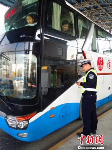 　《營運客車安全技術(shù)條件》今起實施。 圖為一輛客車正接受交警檢查。(資料圖)