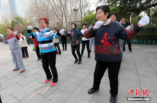 對高齡退休人員、艱苦邊遠地區(qū)企業(yè)退休人員，可適當提高調整水平。(資料圖)<a target='_blank' href='http://www.chinanews.com/'>中新社</a>發(fā) 張馳 攝