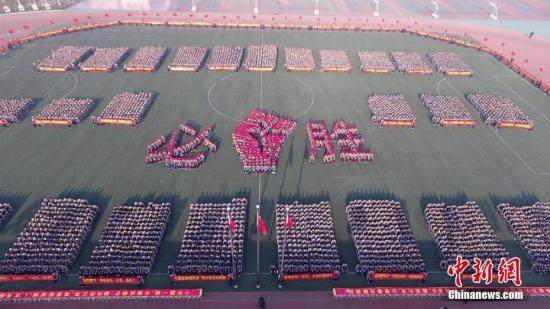 資料圖：2月27日，河北衡水二中舉行了“燃青春，磨利劍，戰(zhàn)百天，奪桂冠”高考百日誓師大會(huì)。衡水二中 供圖