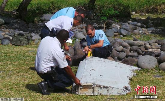 資料圖：在法屬留尼旺群島海岸線上發(fā)現(xiàn)的MH370殘骸。