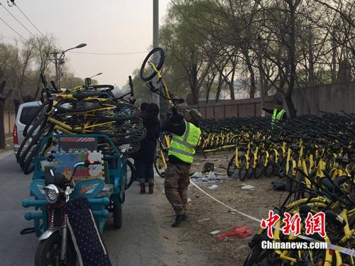 有故障的共享單車正源源不斷地送到維修點(diǎn)。<a target='_blank' href='http://www.chinanews.com/' >中新網(wǎng)</a> 吳濤 攝