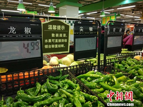 資料圖：市民在超市選購(gòu)蔬菜。<a target='_blank' href='http://www.chinanews.com/' >中新網(wǎng)</a>記者 李金磊 攝