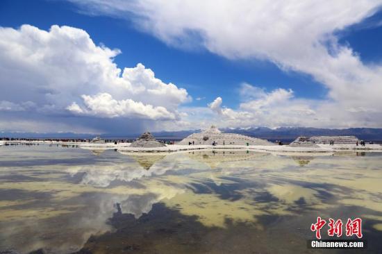 4月29日，素有中國“天空之鏡”之稱的青海茶卡鹽湖開園納客。茶卡鹽湖位于青海省海西蒙古族藏族自治州烏蘭縣茶卡鎮(zhèn)附近，湖面海拔3100米，呈橢圓形，總面積105平方公里，因其旅游資源稟賦可與玻利維亞烏尤尼鹽沼相媲美，享有中國“天空之鏡”之美稱。 羅云鵬 攝