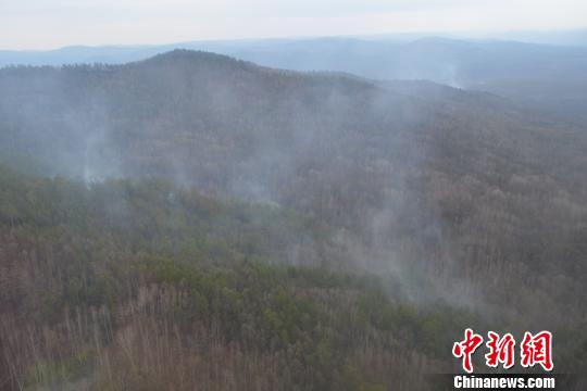 圖為俄過境大火蔓延內(nèi)蒙古大興安嶺現(xiàn)場(chǎng) 武警內(nèi)蒙古森林總隊(duì)大興安嶺支隊(duì) 攝