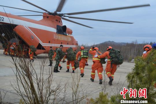 圖為俄過境大火蔓延內(nèi)蒙古大興安嶺現(xiàn)場(chǎng) 武警內(nèi)蒙古森林總隊(duì)大興安嶺支隊(duì) 攝