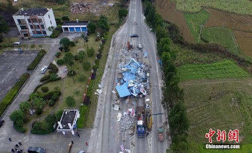 2016年1月13日，在209國道廣西柳州市融安縣浮石鎮(zhèn)路段，工人們正在拆除浮石收費(fèi)站。譚凱興 攝