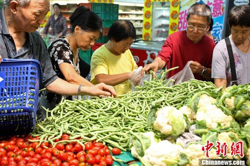 資料圖：北京消費(fèi)者在超市內(nèi)選購蔬菜。<a target='_blank' href='http://www.chinanews.com/'>中新社</a>發(fā) 張浩 攝