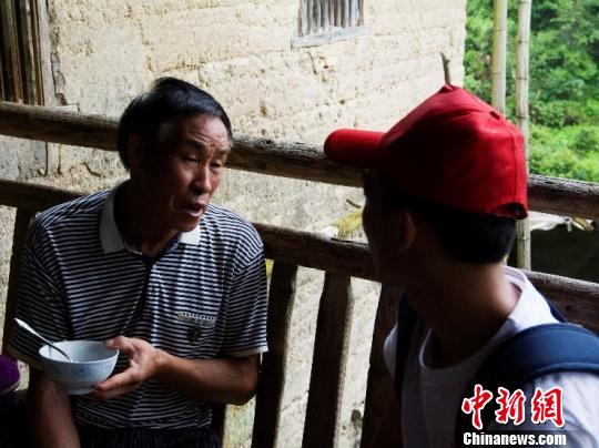 圖為浙江工業(yè)大學(xué)大學(xué)生調(diào)研團(tuán)隊(duì)在浙江安吉調(diào)研。　佚名 攝