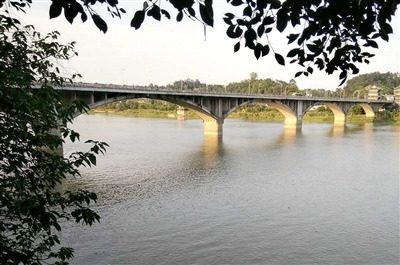 　樂山舊大橋(現(xiàn)在的樂山岷江一橋)