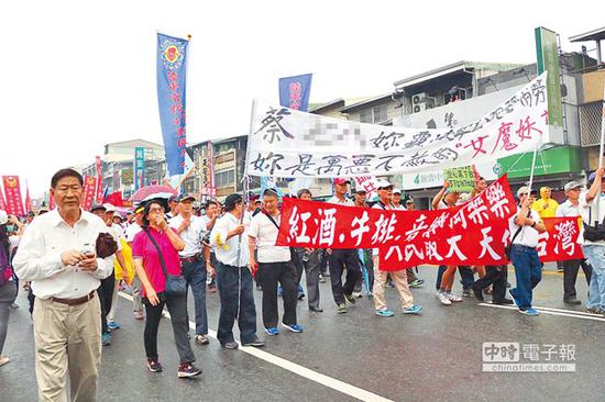 2017蔡辦音樂會28日在屏東演藝廳舉行，場外卻聚集抗議民眾