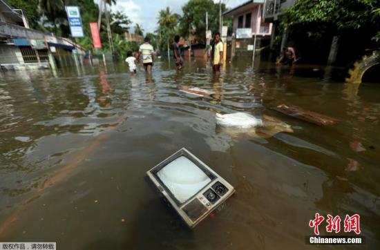 當?shù)貢r間5月29日，斯里蘭卡Kalutara，電視機漂在洪水中。目前，斯里蘭卡的多個地區(qū)都遭遇了暴雨和洪水的侵襲，一些地方還發(fā)生了山體滑坡等次生災害。