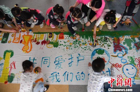 4月19日，江西省新余市蓓蕾幼兒園的小朋友在創(chuàng)作保護(hù)地球主題繪畫作品?！≈芰痢z