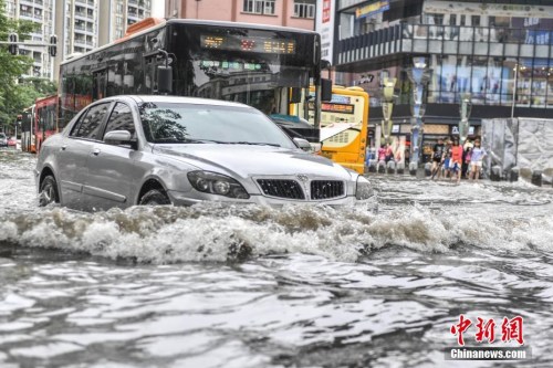 資料圖：5月24日，廣州江燕路，市民“踏浪”出行。<a target='_blank' href='http://www.chinanews.com/'>中新社</a>記者 陳驥旻 攝