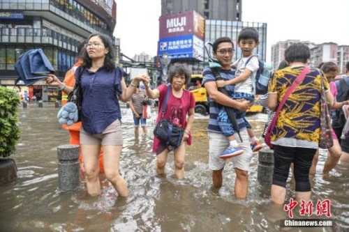 資料圖：5月24日，廣州江燕路，市民“踏浪”出行。<a target='_blank' href='http://www.chinanews.com/'>中新社</a>記者 陳驥旻 攝