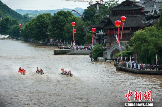 中國僑網2017多彩貴州·凱里國際龍舟邀請賽現場　楊春嵐　攝