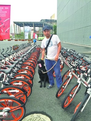 “摩族獵人”創(chuàng)始人莊驥帶著愛犬在“打獵”。