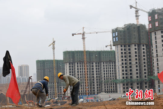 資料圖：民工在一建筑工地作業(yè)。<a target='_blank' href='http://www.chinanews.com/'>中新社</a>記者 武俊杰 攝