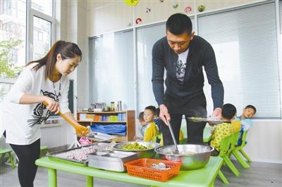 逄秋香、陳亮夫妻倆為幼兒園孩子盛午飯。