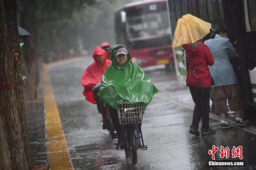 6月22日，呼和浩特迎來降雨。<a target='_blank' href='http://www.chinanews.com/'>中新社</a>記者 劉文華 攝