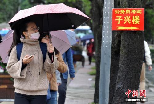 資料圖：2016年11月27日，11月27日，福州一公務(wù)員招考筆試考點，考生在尋找考場。張斌 攝