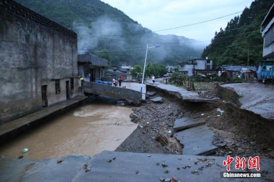 6月23日以來，特大暴雨造成江西省修水縣全縣36個(gè)鄉(xiāng)鎮(zhèn)受災(zāi)，多個(gè)鄉(xiāng)鎮(zhèn)山洪爆發(fā)、山體塌方。黃一魏 攝