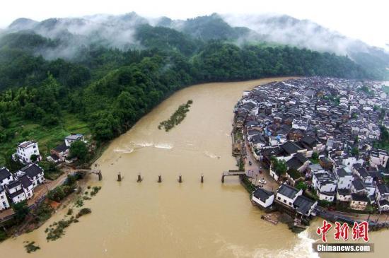 6月25日，中國減災(zāi)委、民政部對江西省啟動國家救災(zāi)四級應(yīng)急響應(yīng)。6月21日至今，江西受強降雨襲擊，多地受淹嚴(yán)重。程新德 攝