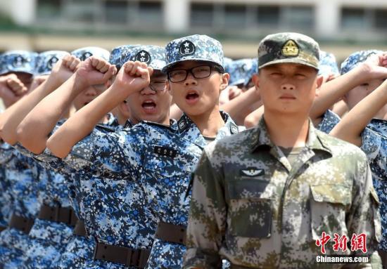 資料圖：2016年7月18日，第十二屆香港青少年軍事夏令營在駐港部隊新圍軍營舉行開營儀式。圖為學員宣誓。<a target='_blank' href='http://www.chinanews.com/'>中新社</a>記者 張宇 攝