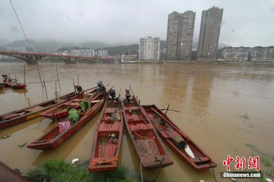 資料圖：福建順昌閩江上游富屯溪漁民正在整理船只。<a target='_blank' href='http://www.chinanews.com/'>中新社</a>記者 陳柏材 攝