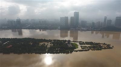 7月2日，湘江長沙站水位超過歷史最高水位，圖為長沙橘子洲景點(diǎn)被淹沒。 新京報(bào)記者 王飛 安鐘汝 攝影報(bào)道