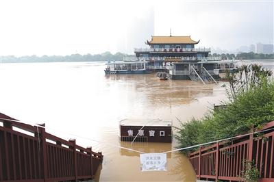 7月2日，長沙湘江西側(cè)碼頭上，售票處被河水漫過。