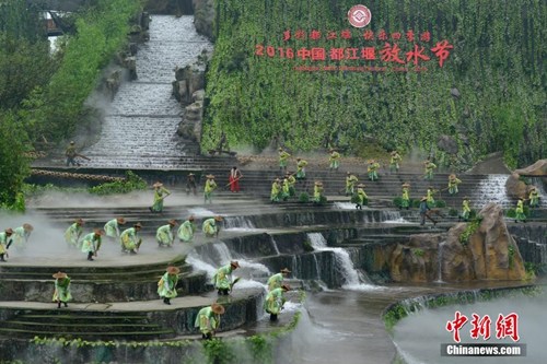 資料圖：都江堰放水節(jié)重現(xiàn)千年放水盛況。劉杰 攝