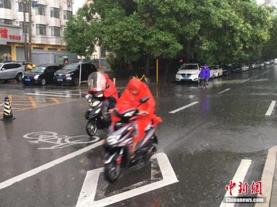 圖為北京市民雨中騎行。 <a target='_blank' href='http://www.chinanews.com/' >中新網(wǎng)</a>記者 富宇 攝