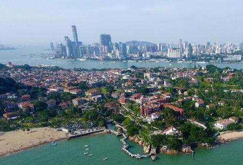 空中俯瞰，鼓浪嶼歷史風(fēng)貌建筑與鷺江海峽對(duì)岸的現(xiàn)代建筑遙相輝映