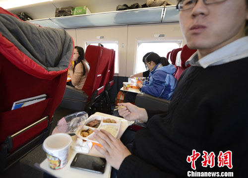 圖為G801次列車一等座席的乘客在品嘗列車提供的餐食。<a target='_blank' href='http://www.chinanews.com/'>中新社</a>發(fā) 侯宇 攝