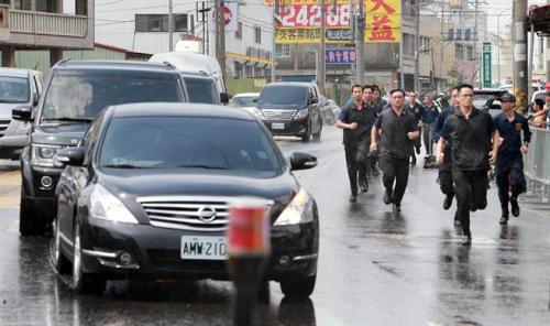 蔡英文6日南下高雄燕巢天后宮參拜，遭到軍公教人士群聚抗議，車隊(duì)抵達(dá)現(xiàn)場(chǎng)時(shí)維安人員跑在車隊(duì)旁戒護(hù)。(圖片來(lái)源：臺(tái)灣“中時(shí)電子報(bào)”)