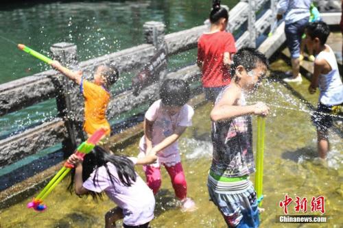 7月11日，幾名兒童在山東濟(jì)南“清泉石上流”池中戲水納涼。山東近日持續(xù)高溫，多地發(fā)布橙色高溫預(yù)警，局部地區(qū)氣溫達(dá)到39℃。<a target='_blank' href='http://www.chinanews.com/'>中新社</a>記者 張勇 攝