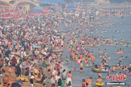 2017年7月12日，青島市第一海水浴場日迎數(shù)萬游客前來避暑納涼。<a target='_blank' href='http://www.chinanews.com/'>中新社</a>發(fā) 王海濱 攝 圖片來源：CNSPHOTO