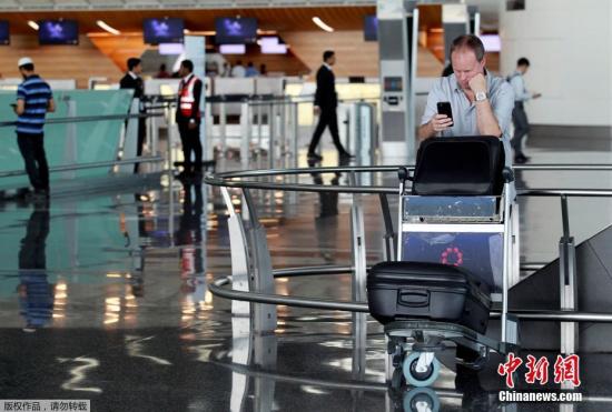 此前，阿聯(lián)酋航空、埃及航空等相繼暫停往返卡塔爾首都多哈的航班，沙特等國(guó)甚至禁止卡塔爾航空班機(jī)越過(guò)領(lǐng)空，令中東航空樞紐多哈的哈馬德國(guó)際機(jī)場(chǎng)陷入混亂。