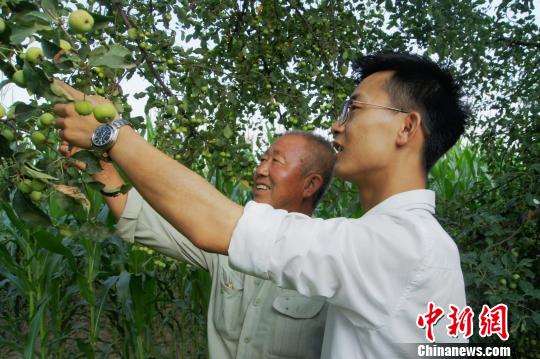 到2016年10月底，梁磊公司已累計向貧困戶果農(nóng)收購海紅果2700噸?！⊥醣筇?攝