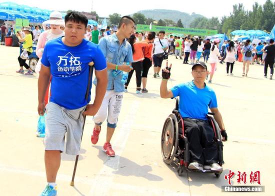 6月18日，由石家莊市體育局“全城熱練”全民健身品牌重點(diǎn)打造的精品賽事“2016石家莊(正定)國(guó)際徒步大會(huì)”，在河北正定滹沱河風(fēng)景區(qū)舉行。隨著“徒步走”成為世界性的時(shí)尚健康運(yùn)動(dòng)，越來越多的民眾參與其中。本屆徒步大會(huì)吸引了萬余名愛好者參與，線路貫穿石家莊市滹沱河綠色生態(tài)長(zhǎng)廊，主會(huì)場(chǎng)和起點(diǎn)在冀之光廣場(chǎng)，共設(shè)立了三條徒步線路：休閑組(10公里)、健身組(20公里)、明星組(30公里)，是繼石家莊(正定)馬拉松之后推出的又一張城市名片。圖為“王者歸來”獨(dú)腿徒步者完成10公里路段。 韓冰 攝