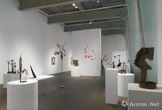 豪瑟沃斯蘇黎世展覽‘亞歷山大·考爾德 / 大衛(wèi)·史密斯’（Alexander Calder / David Smith）現(xiàn)場(chǎng)圖。? 考爾德基金會(huì)，紐約 / 2017 ProLitteris，蘇黎世，大衛(wèi)·史密斯藝術(shù)資產(chǎn)，圖片：大衛(wèi)·史密斯藝術(shù)資產(chǎn)，考爾德基金會(huì)，豪瑟沃斯