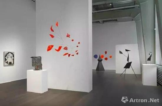 豪瑟沃斯蘇黎世展覽‘亞歷山大·考爾德 / 大衛(wèi)·史密斯’（Alexander Calder / David Smith）現(xiàn)場(chǎng)圖。? 考爾德基金會(huì)，紐約 / 2017 ProLitteris，蘇黎世，大衛(wèi)·史密斯藝術(shù)資產(chǎn)，圖片：大衛(wèi)·史密斯藝術(shù)資產(chǎn)，考爾德基金會(huì)，豪瑟沃斯