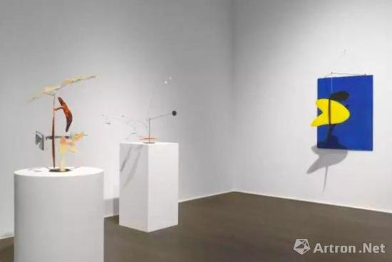 豪瑟沃斯蘇黎世展覽‘亞歷山大·考爾德 / 大衛(wèi)·史密斯’（Alexander Calder / David Smith）現(xiàn)場(chǎng)圖。? 考爾德基金會(huì)，紐約 / 2017 ProLitteris，蘇黎世，大衛(wèi)·史密斯藝術(shù)資產(chǎn)，圖片：大衛(wèi)·史密斯藝術(shù)資產(chǎn)，考爾德基金會(huì)，豪瑟沃斯