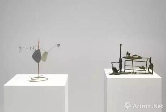 豪瑟沃斯蘇黎世展覽‘亞歷山大·考爾德 / 大衛(wèi)·史密斯’（Alexander Calder / David Smith）現(xiàn)場(chǎng)圖。? 考爾德基金會(huì)，紐約 / 2017 ProLitteris，蘇黎世，大衛(wèi)·史密斯藝術(shù)資產(chǎn)，圖片：大衛(wèi)·史密斯藝術(shù)資產(chǎn)，考爾德基金會(huì)，豪瑟沃斯