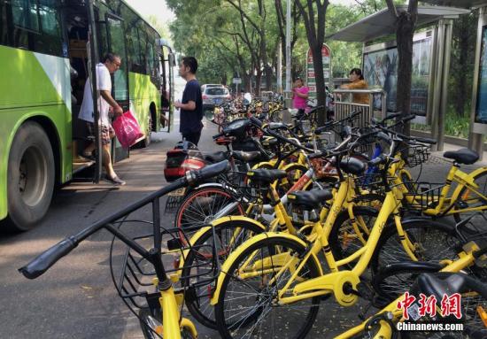 資料圖：共享單車擠滿北京一處公交站臺，對公交車的運行產(chǎn)生一定影響。<a target='_blank' href='http://www.chinanews.com/' _fcksavedurl='http://www.chinanews.com/'></table>中新社</a>記者 劉關關 攝