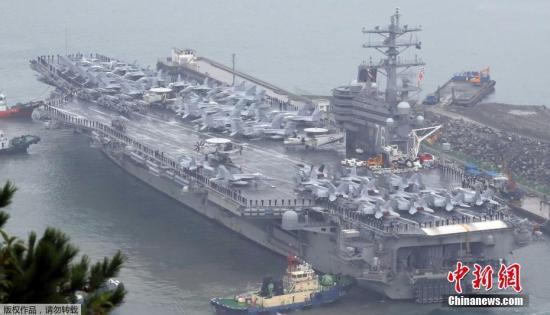 資料圖：美國尼米茲級核動力航空母艦“羅納德-里根號”(CVN-76)駛入韓國海軍釜山基地。